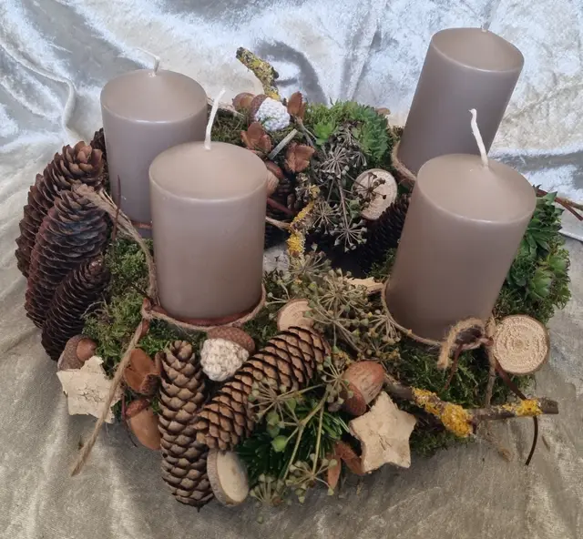 Natürlicher Adventskranz mit vier taupefarbenen Stumpenkerzen, Zapfen, Moos und Holzsternen